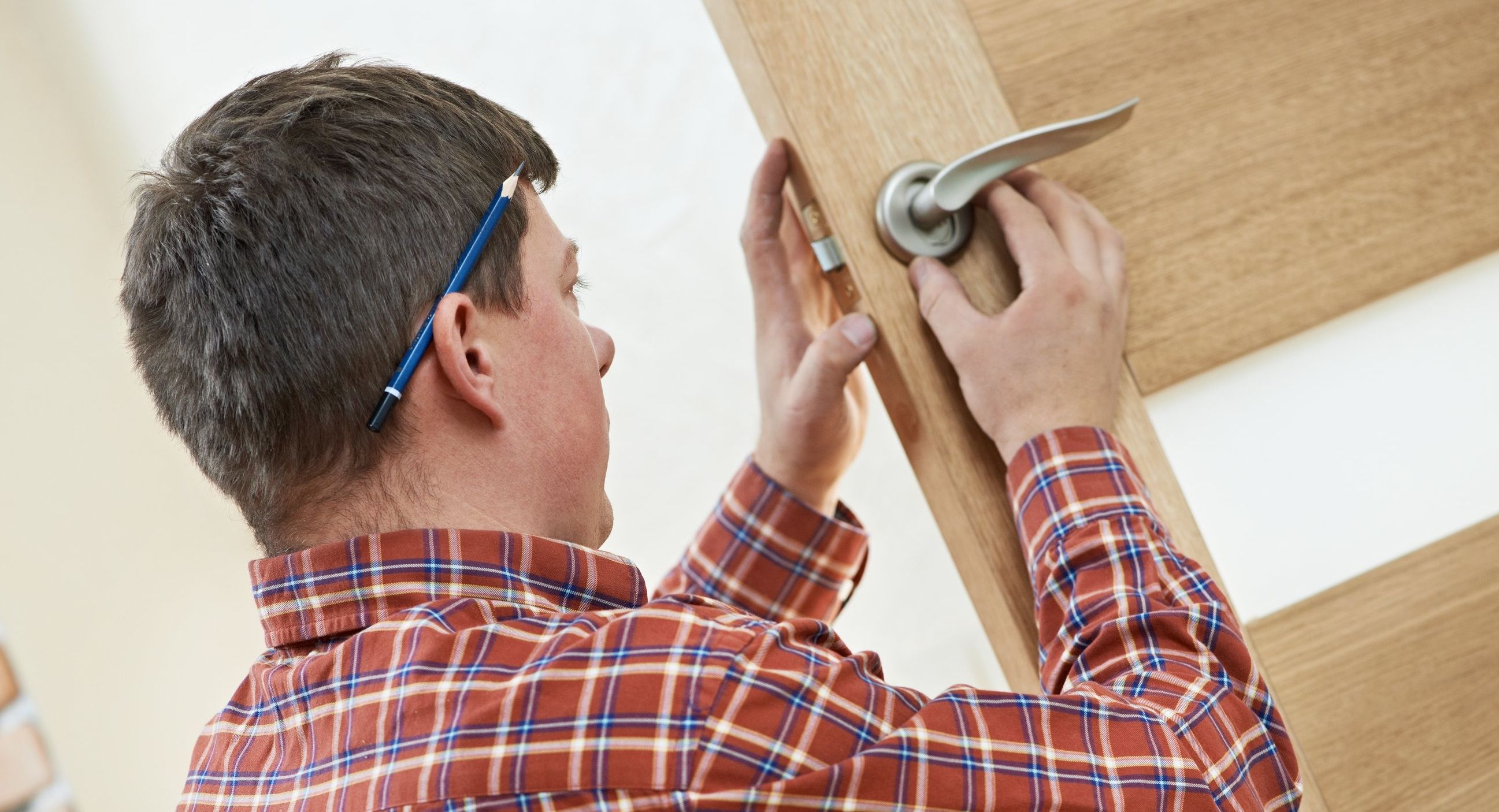 Профессиональный монтаж дверей. Установщик дверей. Заменить межкомнатные двери без ремонта. Временная дверь в санузел на время ремонта. Установщик межкомнатных дверей.